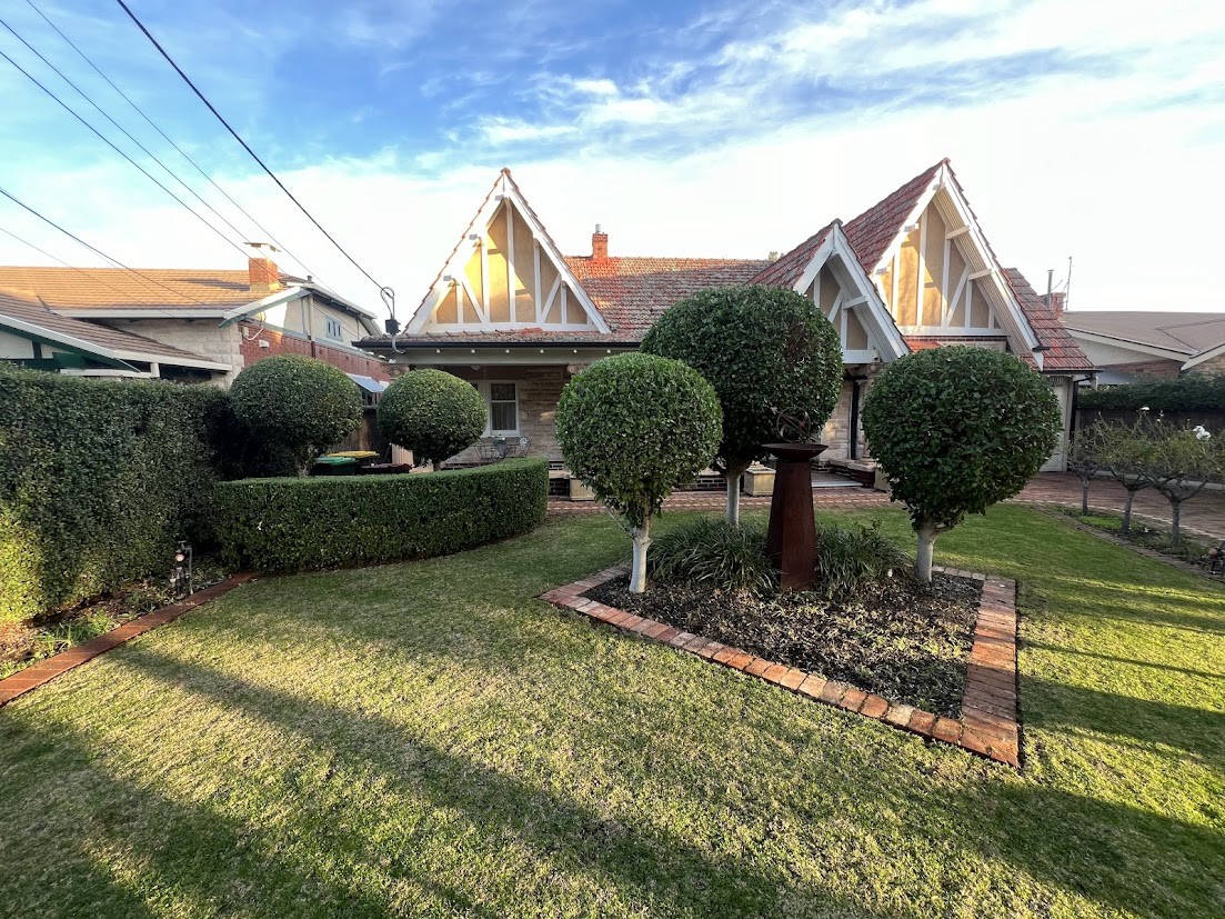 Green Theory — hedge and lawn finish